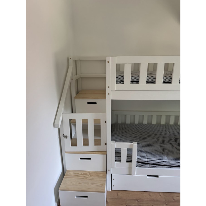 Etagenbett aus Holz mit Treppe und dekorativen Fensterläden für Kinder